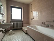 Badezimmer (renovierungsbedürftig)