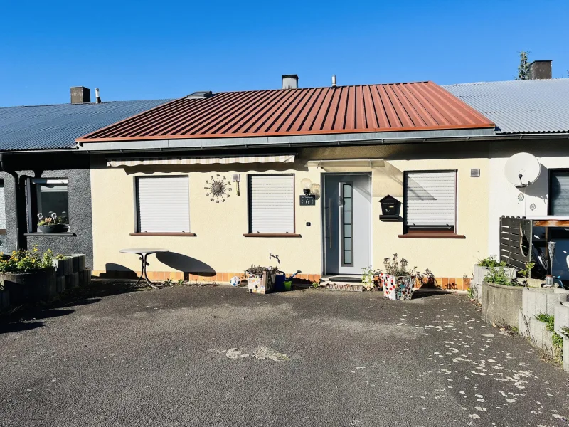 Südostansicht mit Vorfläche als Terrasse mit Markise - Haus kaufen in Hofheim - Wohnen im naturnahen Grün! Gepflegtes Reihenmittelhaus mit Terrasse, Garage, Stellpl u. angrenzendem Grünland, Grund 2.000m²!