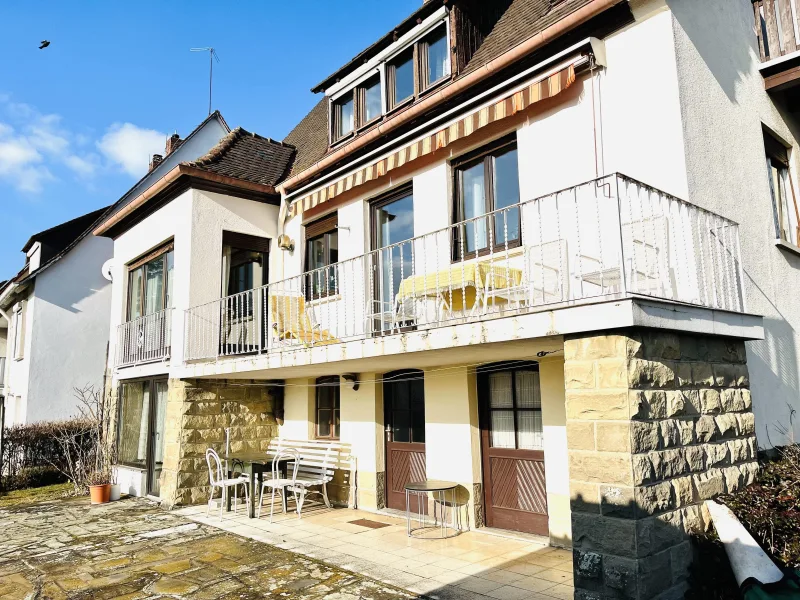 Südansicht mit Terrasse und Balkon