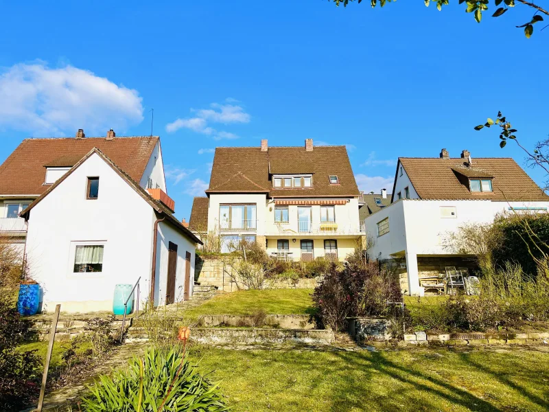 Gartenansicht des Hauses mit den Nebengebäuden