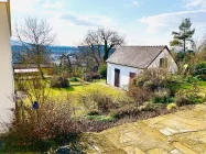 Blick von der Terrasse in den Garten