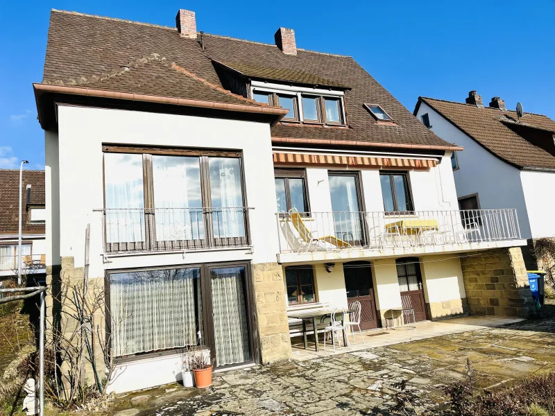 Südwestansicht mit Terrasse und Balkon