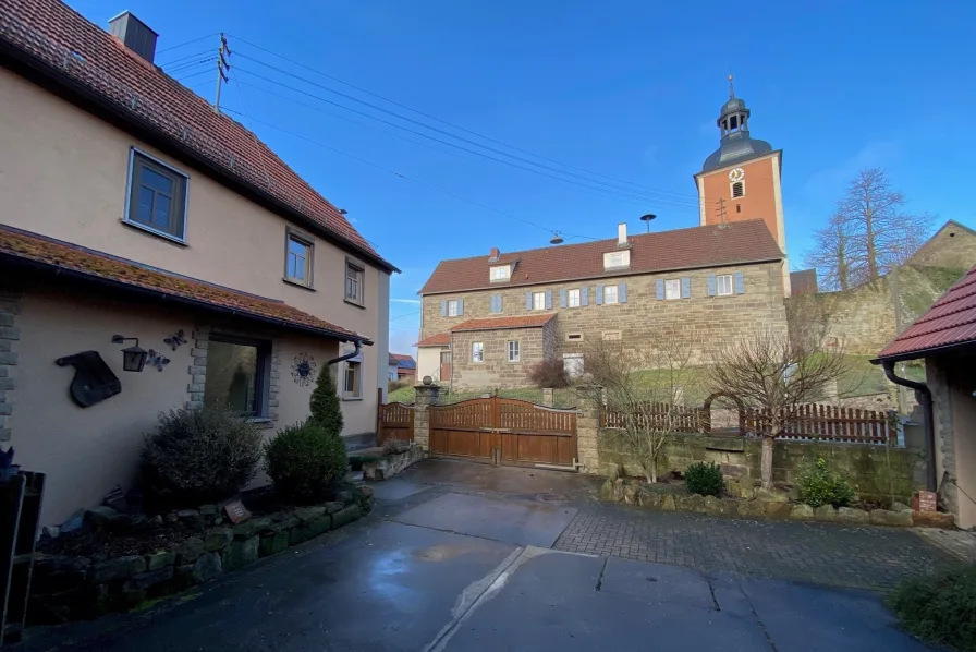 Hof mit Aussicht auf das Schloss von Oberlauringen