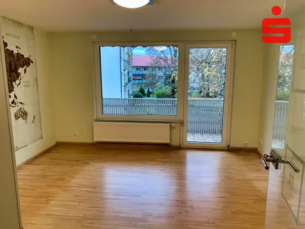 Wohnzimmer mit direktem Zugang zum Balkon - Wohnung kaufen in Schweinfurt - Schweinfurt-Musikerviertel