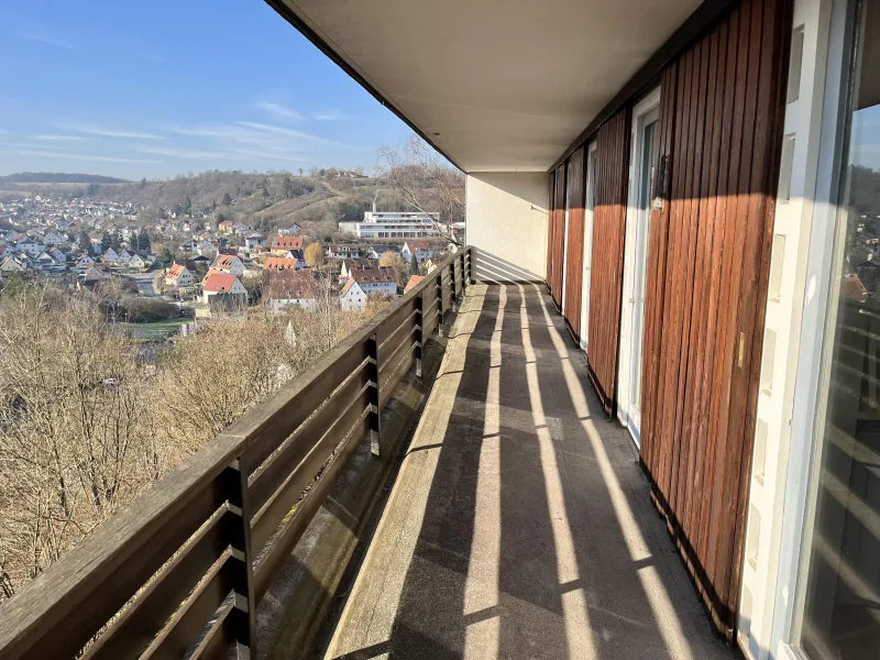 Räume im Obergeschoss mit Balkonzugang und weitem Ausblick