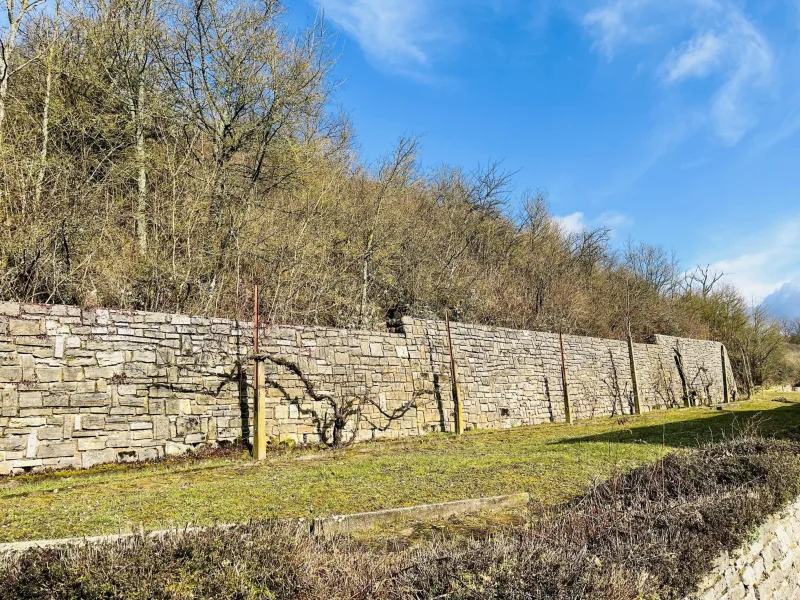 mächtige Stützwände aus Naturstein