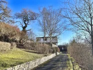 Einzigartiges Wohnen mit der Natur als Nachbarn... der private Zufahrtsweg zur Villa