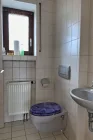 Gäste-WC im Eingangsbereich der unteren Ebene