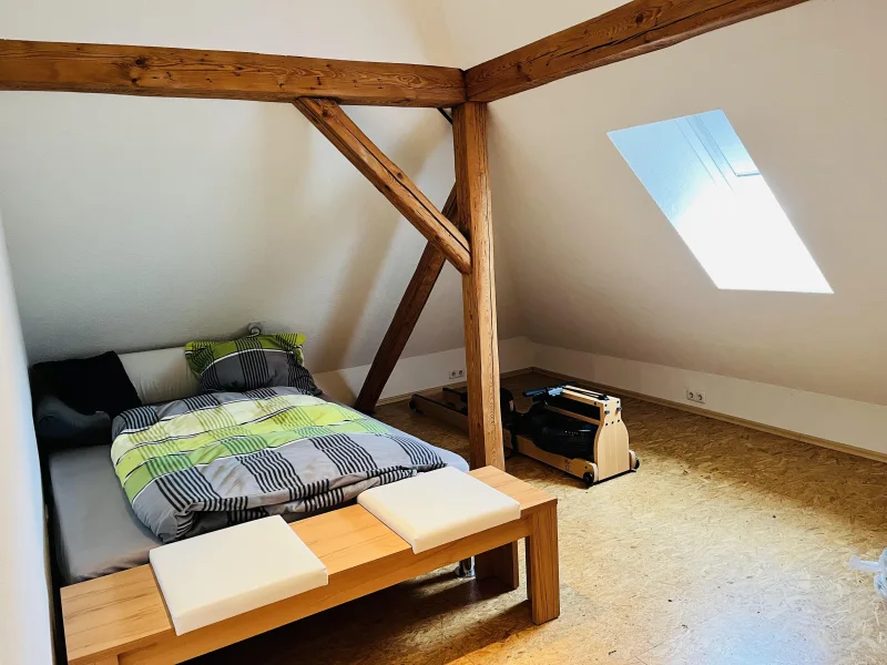 Schlafzimmer mit Sichtgebälk (DG)