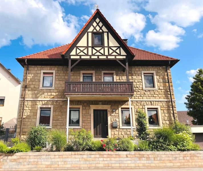 Charmantes Sandsteingebäude mit markantem Fachwerkgiebel - Haus kaufen in Sand - Schmuckstück mit markantem Fachwerkgiebel... charmantes, fortlaufend modernisiertes Zweifam.-Wohnhaus mit Garagen und Garten