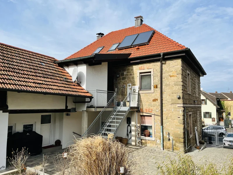 Südostansicht mit Treppe zur oberen Wohnung