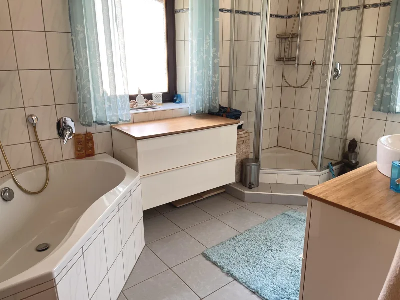 Familienbad mit Wanne/Dusche (OG)