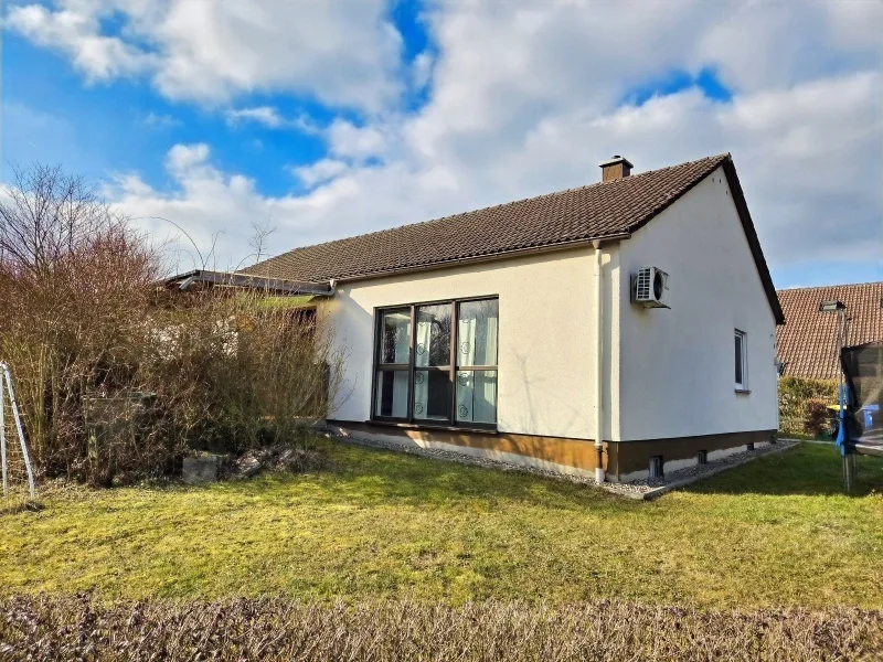 Ost Ansicht - Haus kaufen in Hofheim - Ruhiges Wohnen (Wfl. 115 m²) mit gr. Grundstück (746 m²) in schöner Siedlungslage von Hofheim!