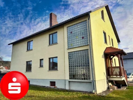 Aussenansicht hinten - Haus kaufen in Sulzfeld - Zweifamilienhaus mit großem Grundstück in 97633 Sulzfeld/ Bad Königshofen