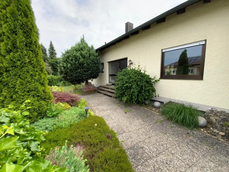 Eingangsbereich und Vorgarten - Haus kaufen in Gaimersheim - Perfekt für eine große Familie