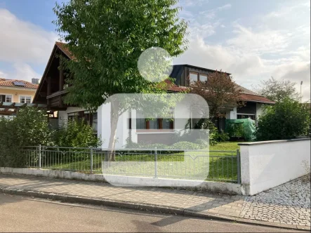 Hausansicht - Haus kaufen in Ingolstadt - Viel Platz für Ihre Träume!