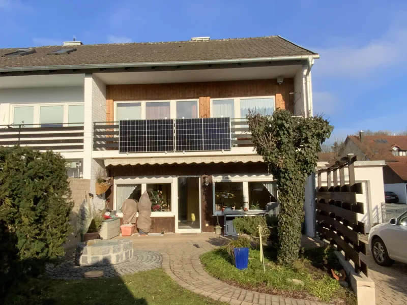 Südansicht mit Terrasse - Haus kaufen in Ingolstadt - Reiheneckhaus mit anliegender Garage und Hof