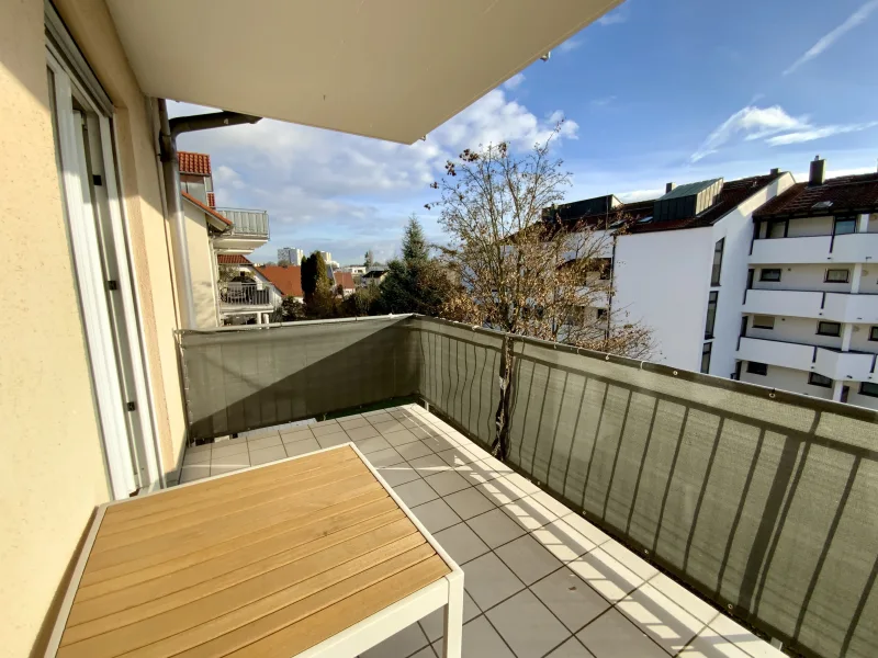 Sonniger, überdachte Südbalkon