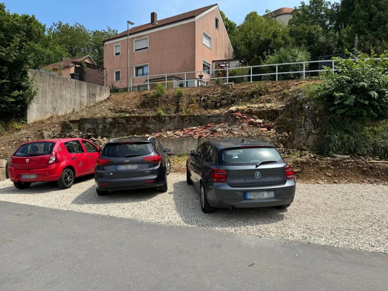 Geschotterte Parkmöglichkeit auf dem Grundstück