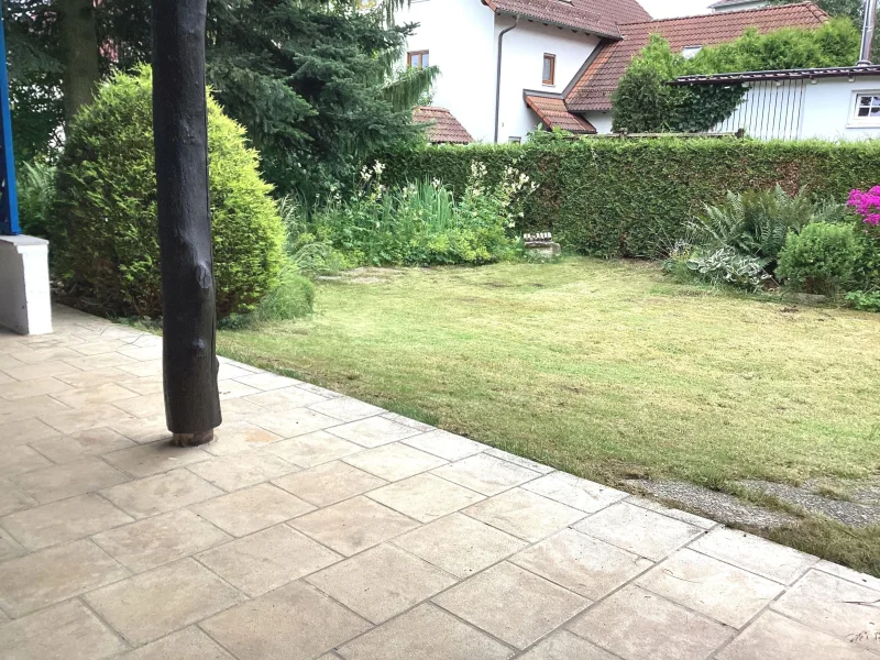 Blick von der Terrasse in den Garten