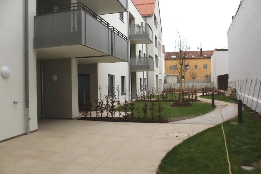 Vom Terrassenzimmer durch den Garten schlendern