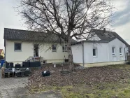 Blick auf Wohnhaus u. Nebengebäude mit Wohnung