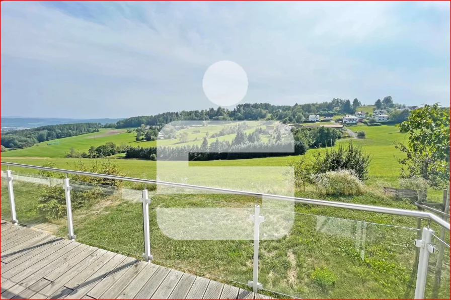 Ausblick vom Balkon - Haus kaufen in Kronach - Der Blick ins Grüne und auf die Stadt wird Sie begeistern!