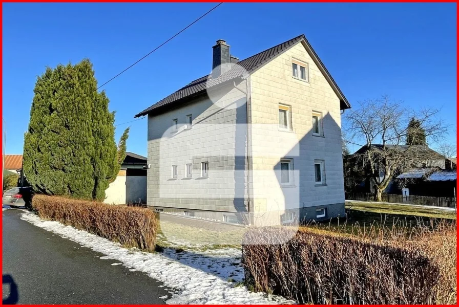 Straßenansicht - Haus kaufen in Steinbach - Ein großes Haus mit vielfältigen Wohnmöglichkeiten!