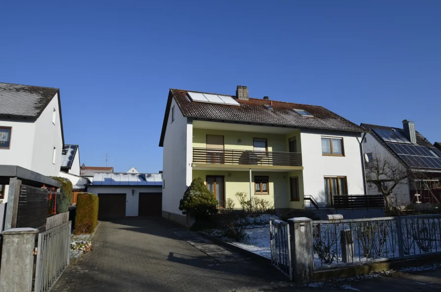 Haus mit Einfahrt - Haus kaufen in Moosburg - Viel Wohnfläche auf drei Wohnebenen