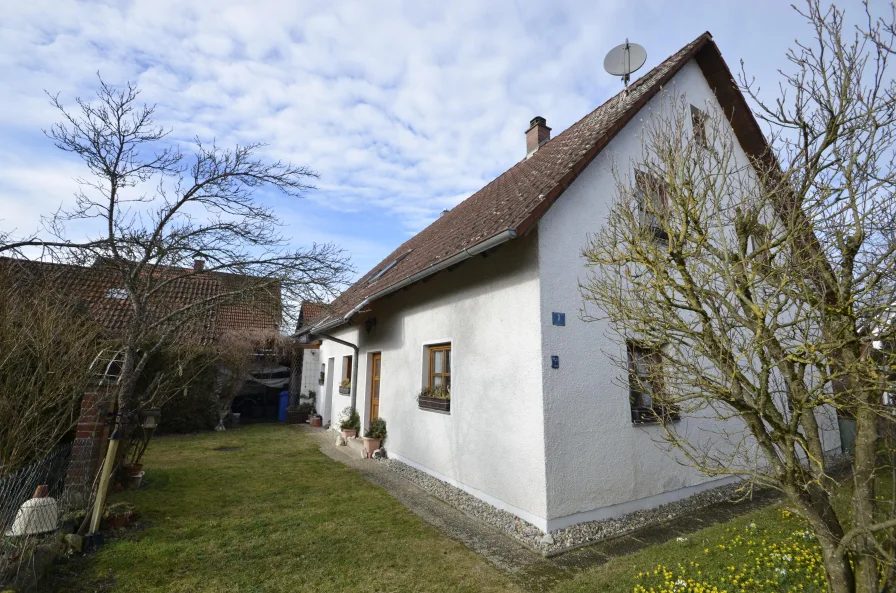 Hausansicht vom Gartentor - Haus kaufen in Abensberg - Einfamilienhaus in Offenstetten bei Abensberg