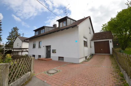 Hausansicht - Haus kaufen in Giggenhausen - Zweifamilienhaus in ruhiger Lage in Giggenhausen