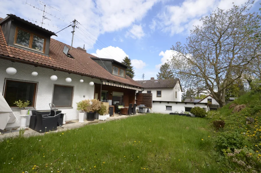 Terrasse am Haus mit Garten