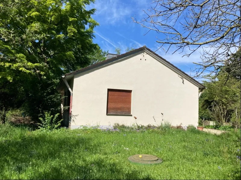 Hausansicht Ost mit Öltank im Garten