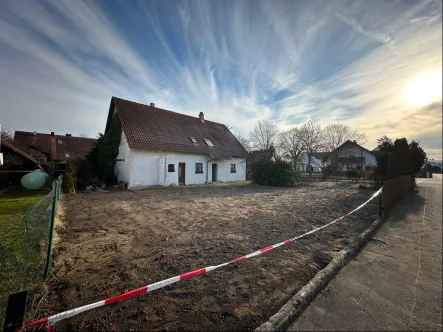 Außenansicht 1 - Grundstück kaufen in Abensberg - Baugrund mit Einfamilienhaus in Offenstetten bei Abensberg