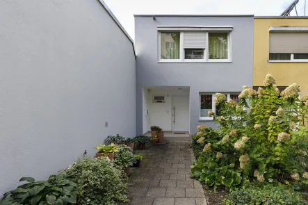 Hausansicht Nordostseite - Haus kaufen in Freising - Reihenhaus in familienfreundlicher Lage von Freising