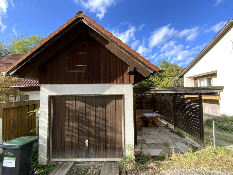 Garage und Stellplatz