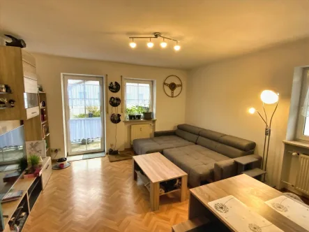 Wohnzimmer mit Zugang auf den Balkon - Wohnung kaufen in Nandlstadt - Schöne Zwei-Zimmerwohnung mit Westbalkon. 