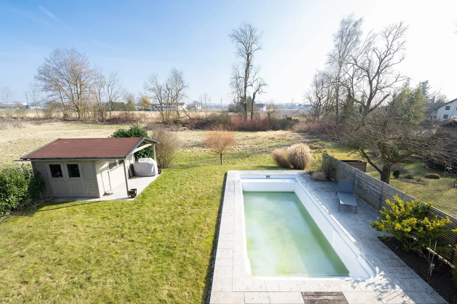 Blick vom Balkon in den Garten