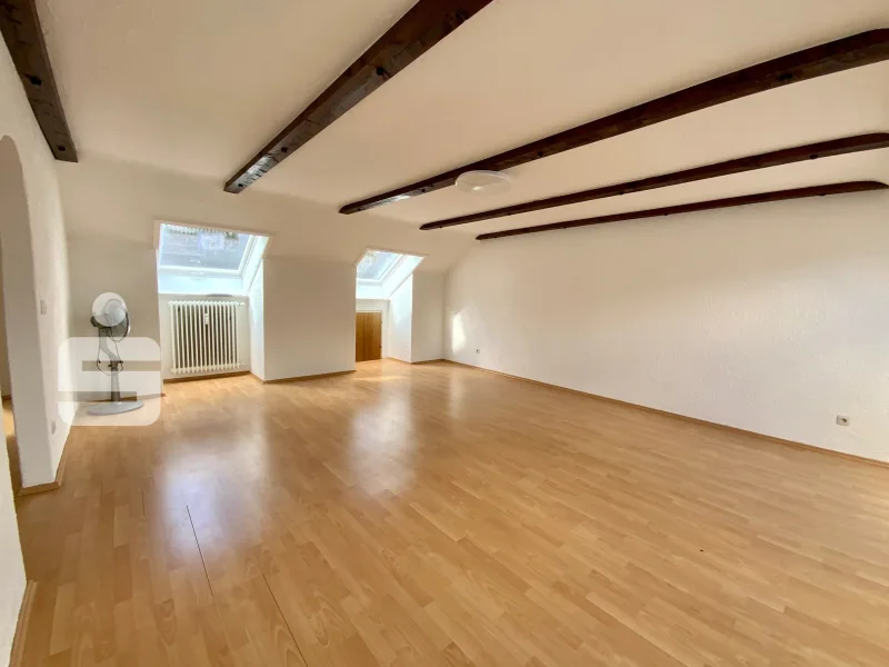 Wohnzimmer - Wohnung kaufen in Schongau - Helle 3,5 Zimmer Dachgeschosswohnung mit Balkon