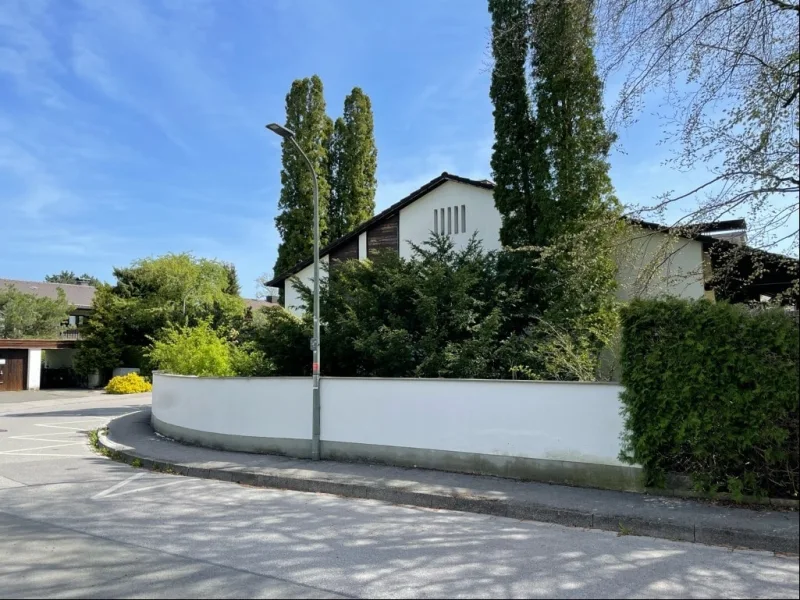 Hausansicht - Haus kaufen in Weilheim - Sonniger Bungalow mit privat angelegtem Garten 