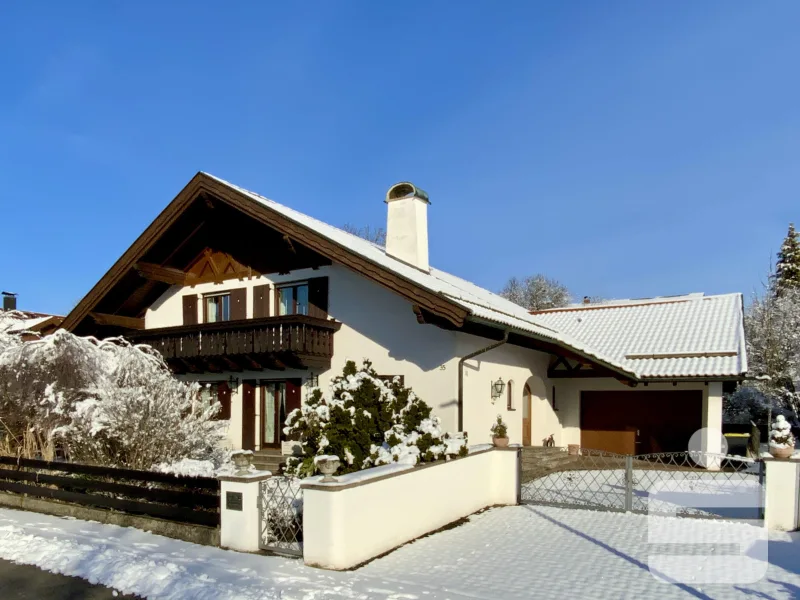 Frontansicht - Haus kaufen in Reichling - Stilvolle Landhausvilla im Alpenvorland