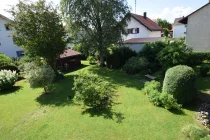 Blick vom Balkon auf den Garten