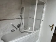 Duschbadewanne im Bad