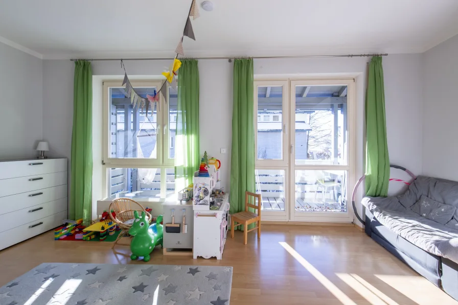 Schlafzimmer im 1. Obergeschoss mit Zugang zum Süd-Balkon