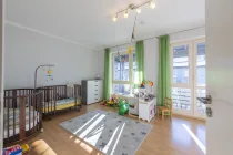 Schlafzimmer im 1. Obergeschoss mit Zugang zum Süd-Balkon