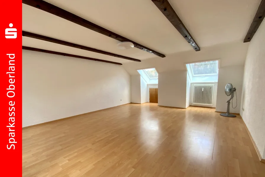 Wohnzimmer - Wohnung kaufen in Schongau - Großzügige 3,5 Zimmer Dachgeschosswohnung mit Balkon