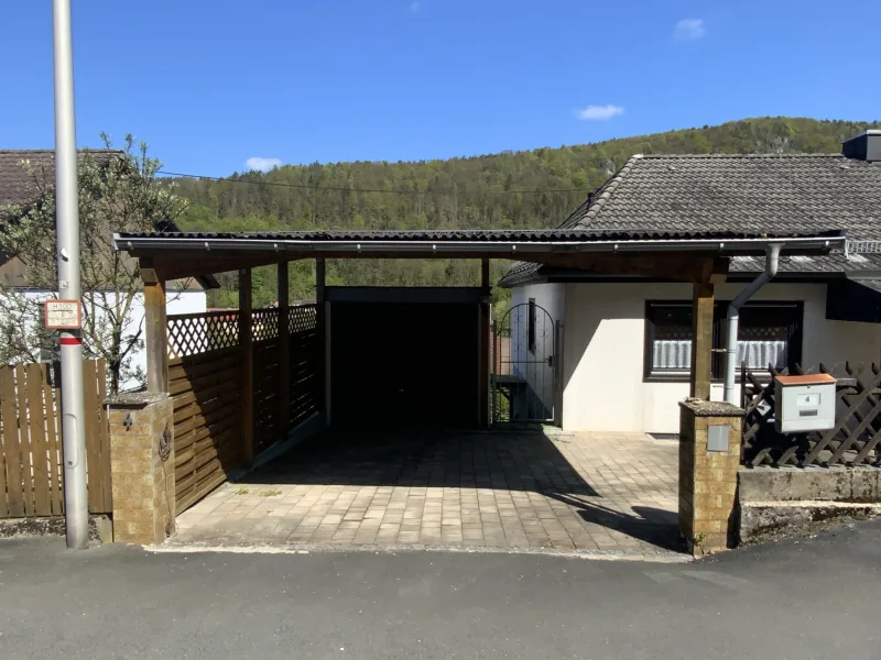 Carport und Garage