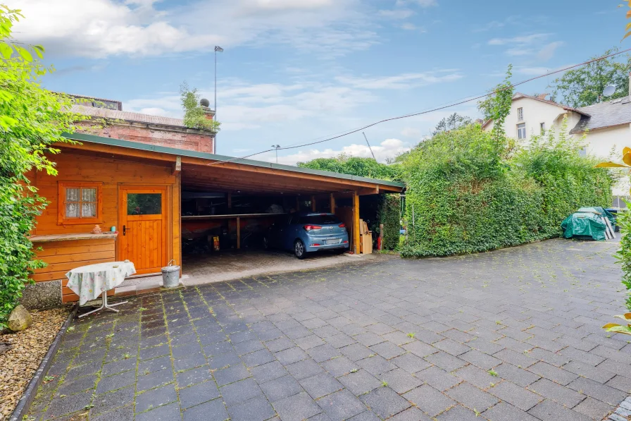 Carport mit Schuppen