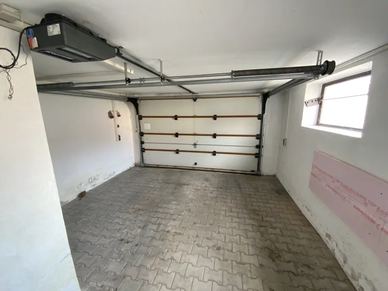 Garage mit Sektionaltor