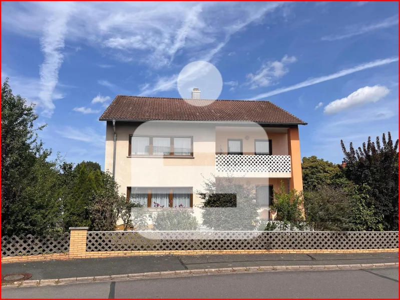 Blick aus der Nachbarschaft - Haus kaufen in Heroldsbach - Haus für die große Familie mit zwei Wohnungen